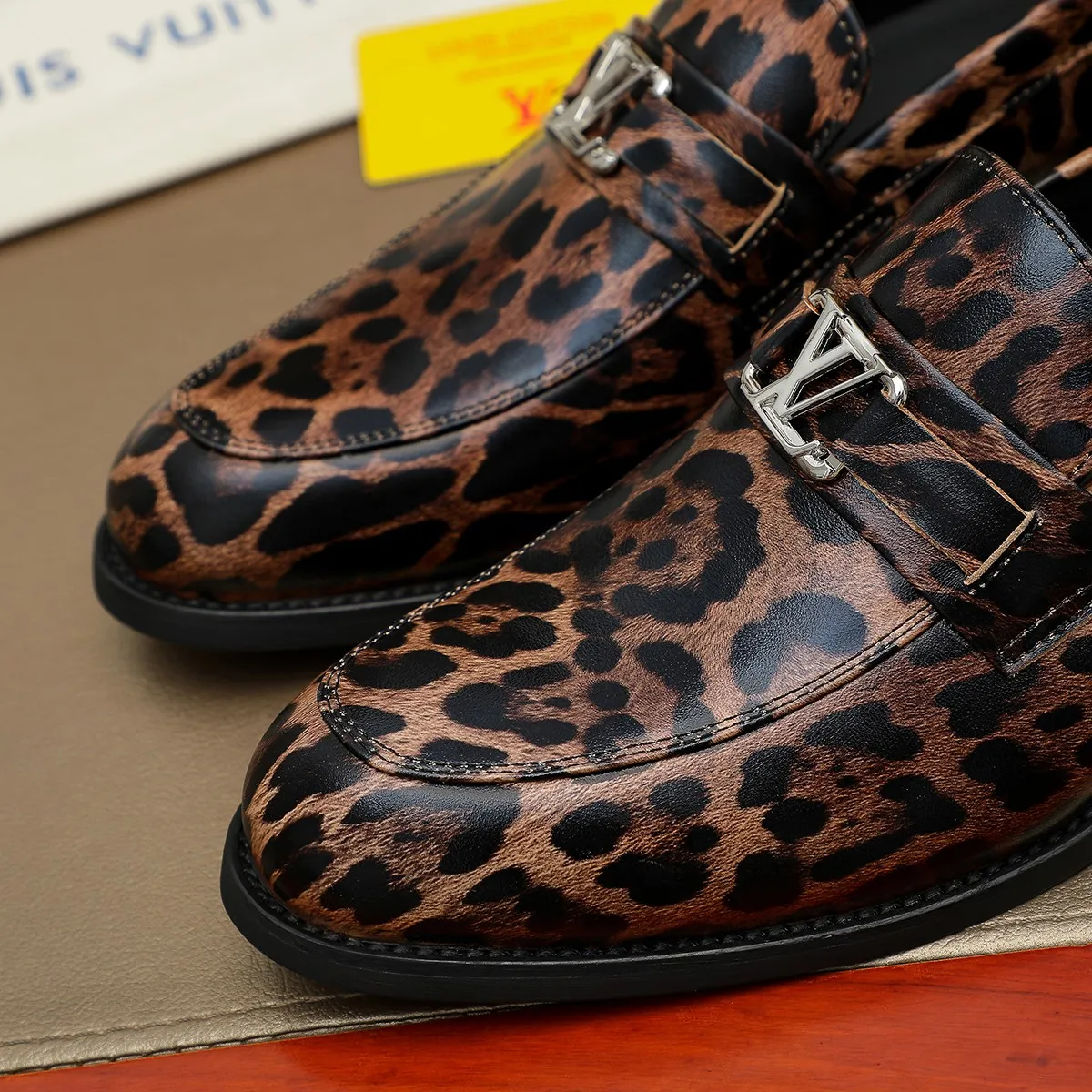 Men's shoes 💰 460 💰 Louis Vuitton LV ® 🆕 model 🔛Full shoe counter, first layer cowhide, 🐂leather lined casual shoes for men, super soft outsole, essential for driving. Counter synchronization, original first layer cowhide, completely 1:1 mold customization🌹top version, color optional! Number: 39-44 (customized at 38.45)